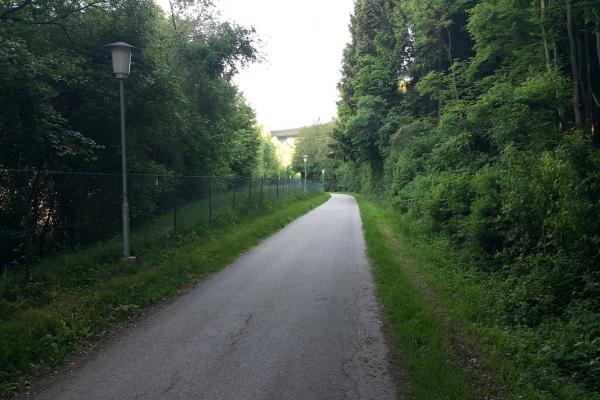 Die Westautobahn tangiert die Runde am südlichsten Punkt.