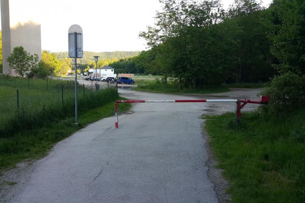 Nach dem Schranken geht es links weiter. Geradeaus führt der Weg zum Gasthaus "Oliver".