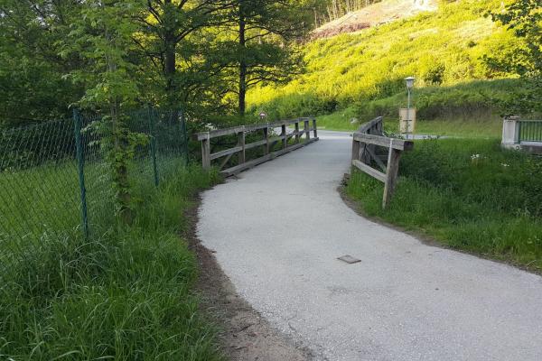 Nach der Linkskurve geht es weiter über eine kleine Brücke.