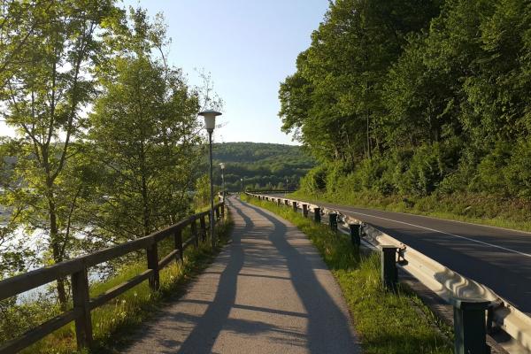 Die Seepromenade verläuft entlang der Bundesstraße.