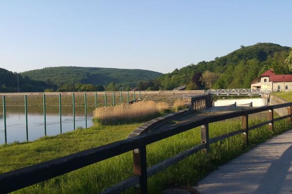 Der Weg zweigt nach links auf den Damm ab.