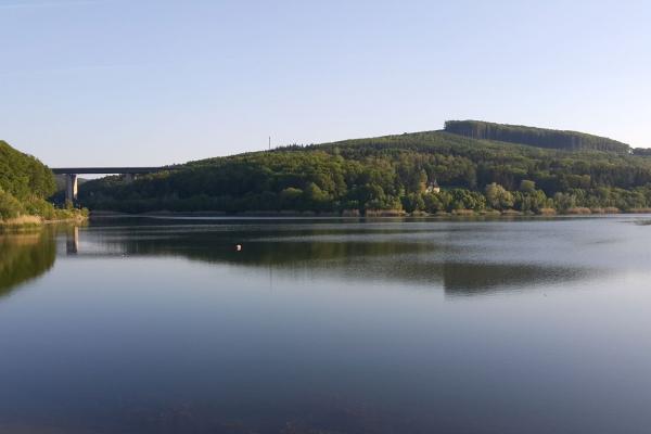 Ein beliebtes Fotomotiv - der Wienerwaldsee mit der Westautobahn im Hintergrund.