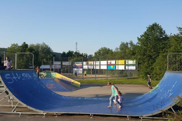 Am Nordende des Damms befindet sich ein großer Spielplatz mit Beachvolleyballplatz und Skatepark.