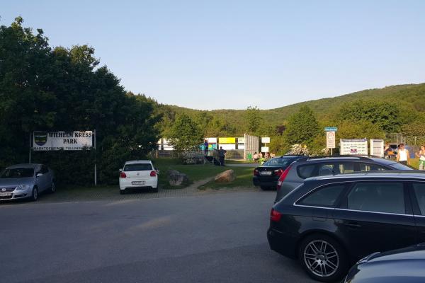 Der Parkplatz beim Wilhelm Kress Park bietet wenige Stellplätze.