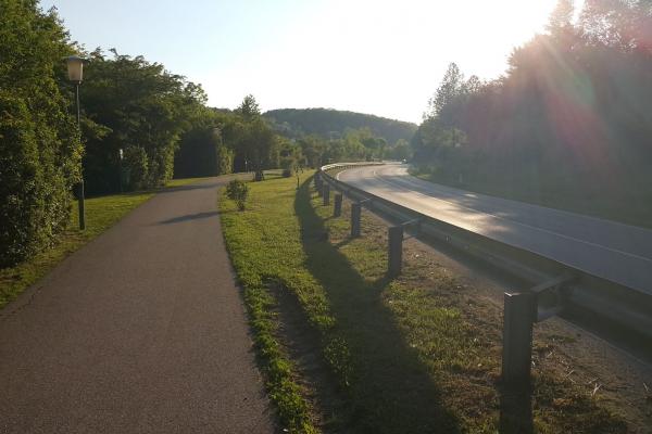 Ein großer Teile des Weges verläuft entlang der Bundesstraße.