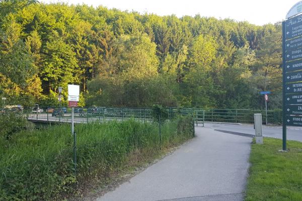 Nach der Ampel geht es über eine Brücke zurück zum Ausgangspunkt.