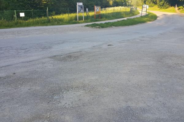 Ausgangspunkt ist der teilweise grob und fein geschotterte Parkplatz.