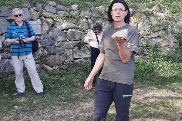 Exkursionsleiter erklärt die Bauweise einer Trockensteinmauer