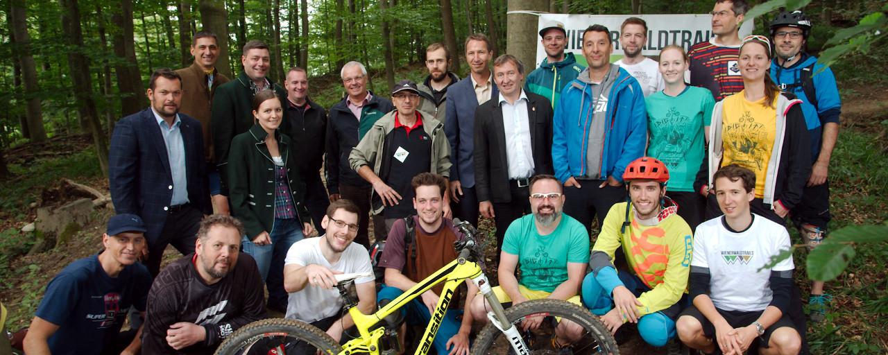 Gruppenfoto eröffnung Trailpark Weidlingbach