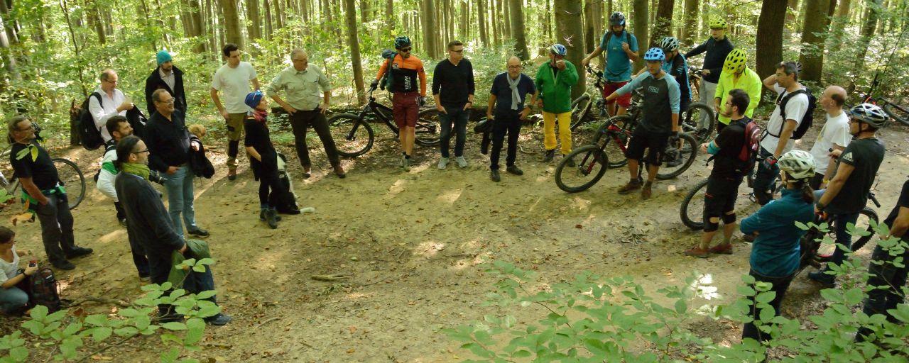 TeilnehmerInnen der MTB-Veranstaltung bei einer Exkursion