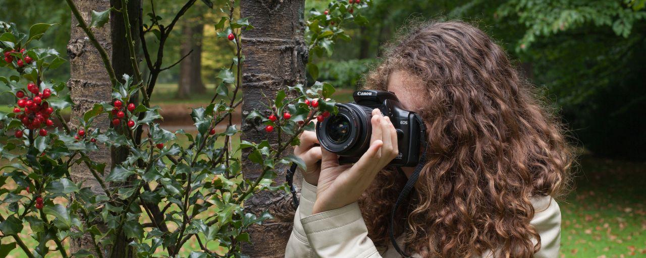 junge Frau mit Fotografin