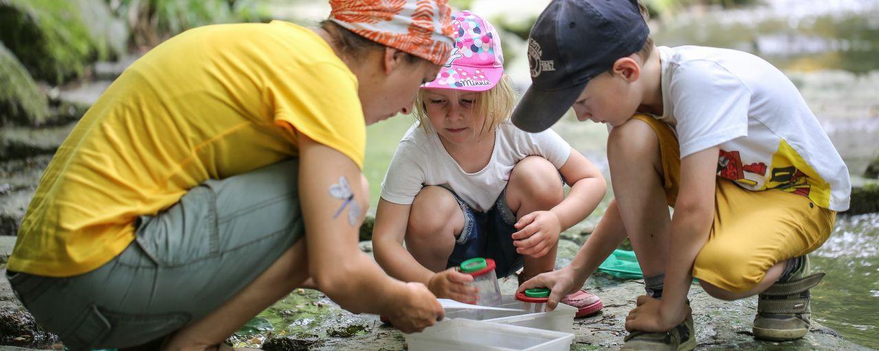 Kinder entdecken das Element Wasser