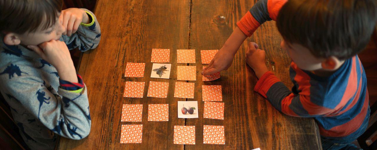 Kinder spielen ein Memo Spiel