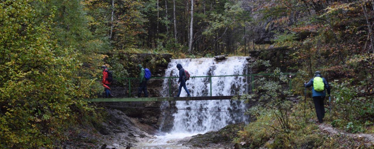 Wanderer vor Wasserfall im Wildnisgebiet Dürrenstein