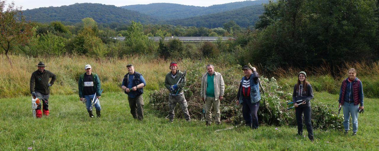 Freiwilligengruppe bei der Landschaftspflege