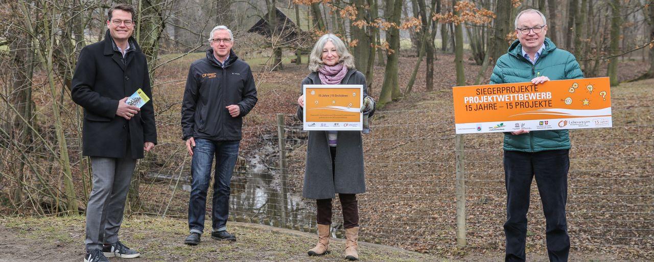 Wiens Klimastadtrat Jürgen Czernohorszky, Biosphärenpark Direktor DI Andreas Weiß und LH-Stellvertreter Dr. Stephan Pernkopf (v.l.) gratulierten Heidi Rossiter, Obfrau Öst. Orchideenschutz Netzwerk zu ihrem Siegerprojekt „15 Jahre | 15 Orchideen“.