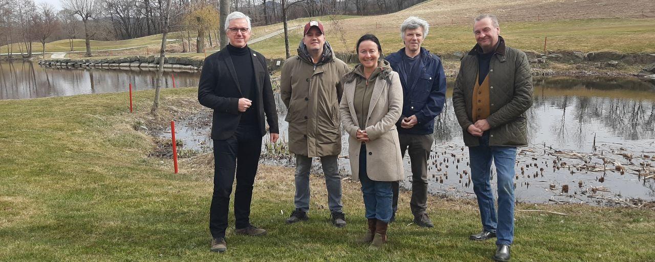 Dank der guten Zusammenarbeit von Gemeinde, Amphibienschutzinitiative und dem ortsansässigen Golfplatz, finden Frösche, Kröten und Molche in der Biosphärenparkgemeinde Breitenfurt ihre neue Heimat in den Teichen des Golfplatzes Breitenfurt. Im Bild: Biosphärenpark Direktor Andreas Weiß, Clubmanager des Golfplatz Breitenfurt Patrick Franz, Biosphärenpark Botschafterin Doris Polgar, Markus Sabor von der Amphibienschutzinitiative und Bürgermeister Wolfgang Schredl (v.l.).