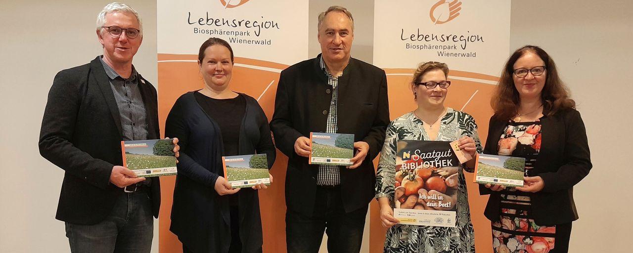 Personengruppe präsentiert "Natur in Pressbaum" Buch