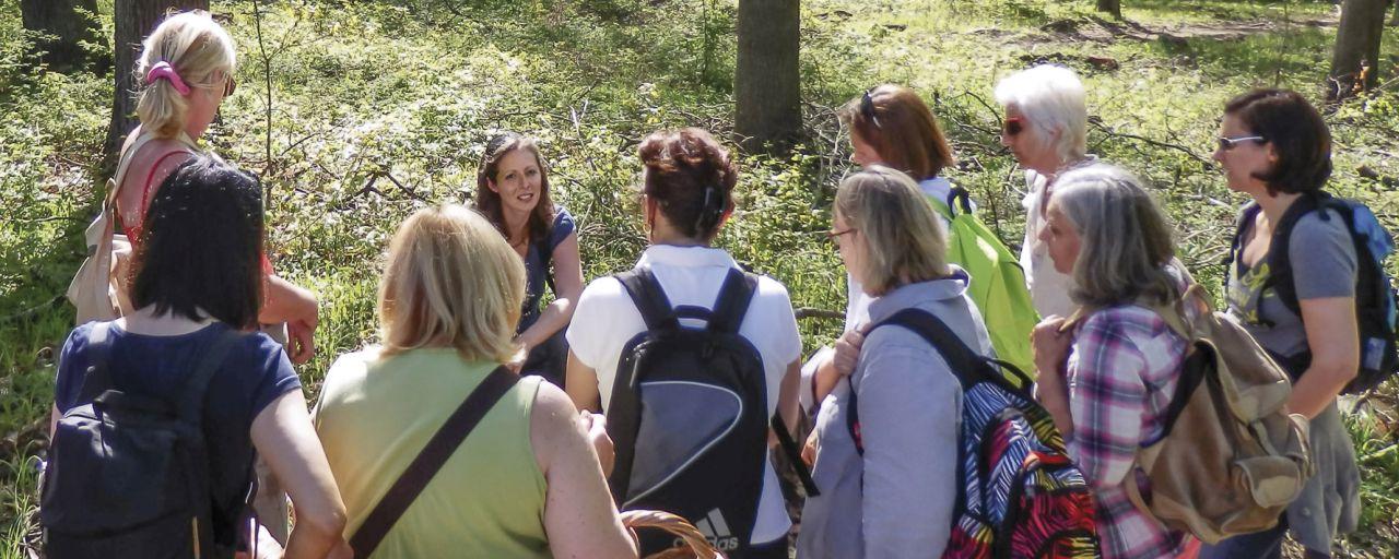 Personengruppe bei Waldführung