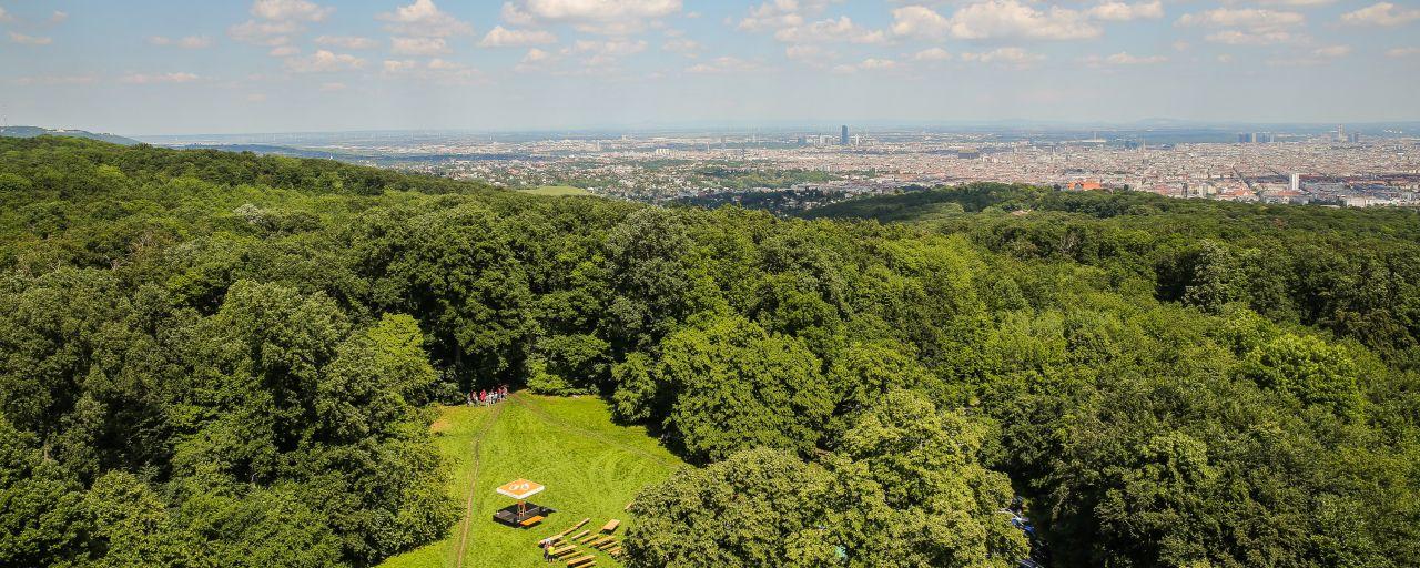 Blick auf Wien mit Infostand und Logo BPWW