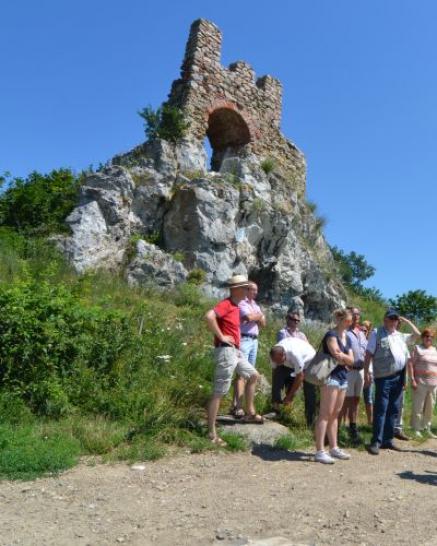 Gruppe vor der Ruine am Rauchkogel