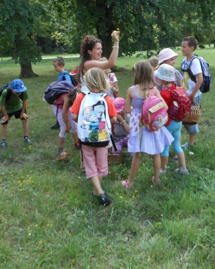 Kindergruppe auf der Wiese