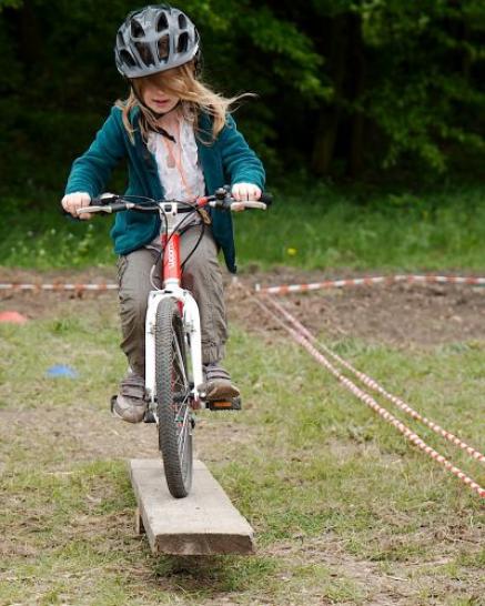 Mädchen bei der Mountainbike-Staion