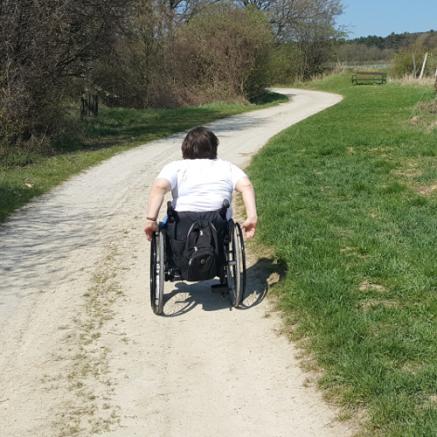 Unterwegs auf Schotterwegen mit dem Rollstuhl