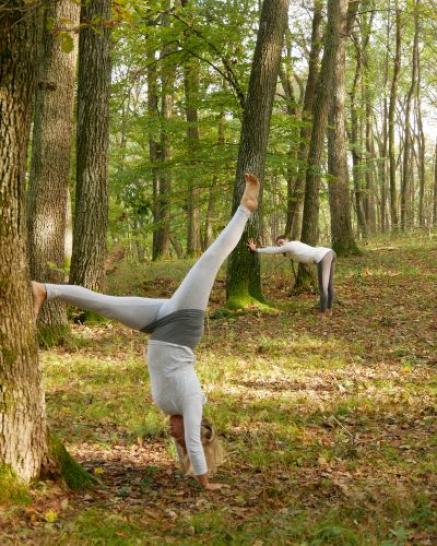 Frau beim Yoga im Wald