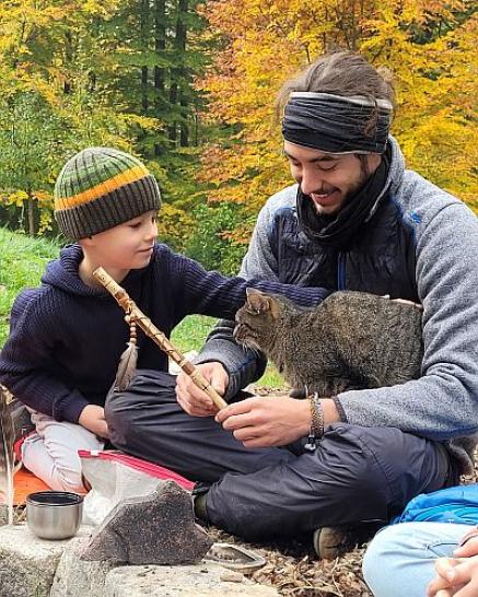 Mann mit Bub beim Lagerfeuer machen