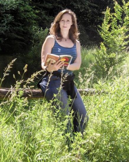 Martina Grabner in der Natur sitzend