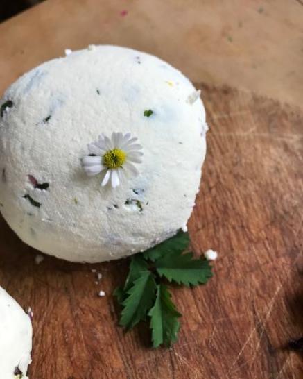 Käsekugerl mit Gänseblümchen