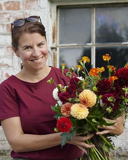Frau Broser mit Blumenstrauß