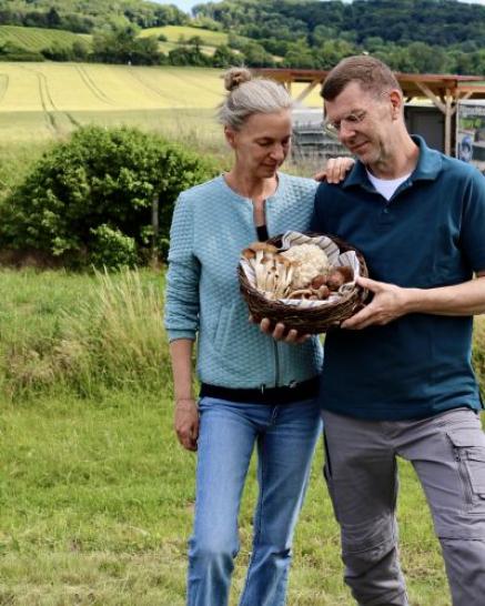 Isabella Köhler und Thomas Huber mit Pilzkorb