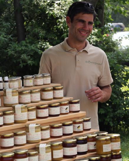 Ron Richter präsentiert seinen Honig