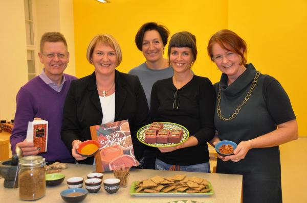 Dr. Gerfried Koch, Vizebürgermeisterin Dr. Helga Krismer, Jutta Enzersdorfer, Katrin Federsel, Mag. Gerti Jaksch-Fliegenschnee bei der Verkostung FAIRER Gewürze.