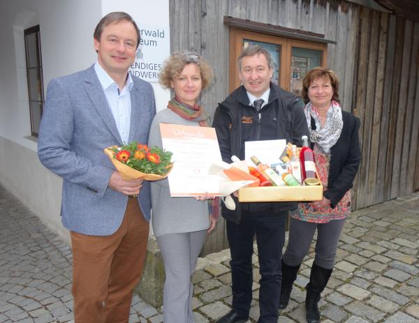 Bürgermeister LAbg. Dr. Martin Michalitsch, Biosphärenpark Direktor Dr. Herbert Greisberger (v.l.) und Gabriele Zimmer (r.) (Wienerwaldmuseum) gratulieren Mag. Manuela Zinöcker zur Auszeichnung "Wienerwälderin 2017".