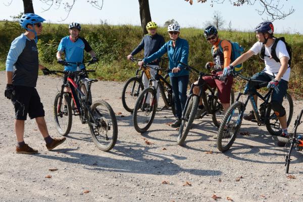 TeilnehmerInnen der MTB-Veranstaltung bei der Exkursion am Mountainbike