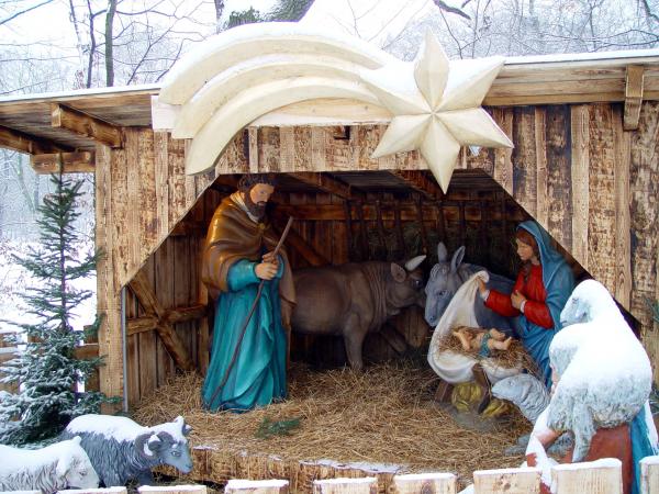 Weihnachtskrippe mit lebensgroßen Figuren im Lainzer Tiergarten