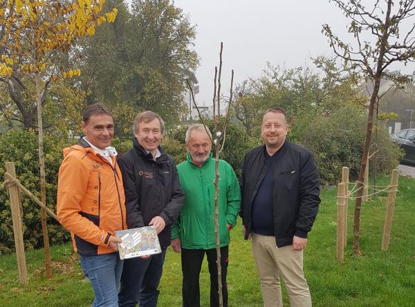 Gemeindevertreter von Kottingbrunn und Dr. Herbert Greisberger mit dem gesetzten Baum