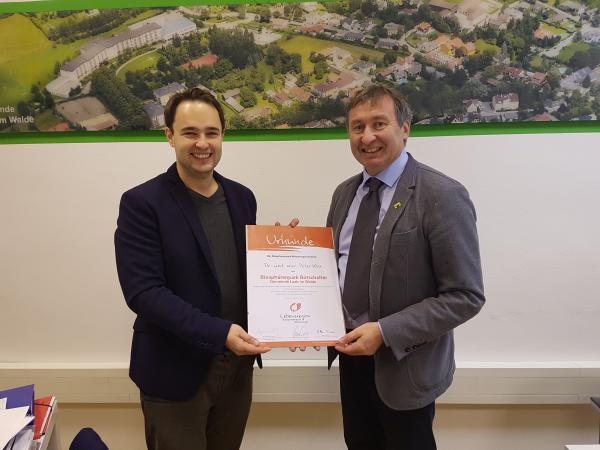 Biosphärenpark Direktor Dr. Herbert Greisberger (rechts im Bild) mit  Dr. Peter Klar, Bürgermeister und Biosphärenpark-Botschafter der Gemeinde Laab im Walde,  bei der Urkundenübergabe.