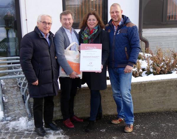 Bürgermeister Maximilian Titz und Biosphärenpark Direktor Dr. Herbert Greisberger übergaben im Beisein von Gerald Tlohy die Urkunde an Astrid Pillmayer.