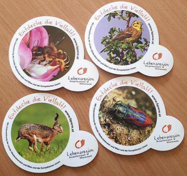 Die neuen Aufkleber weisen auf besondere Tier- und Pflanzenarten im Biosphärenpark Wienerwald hin. 