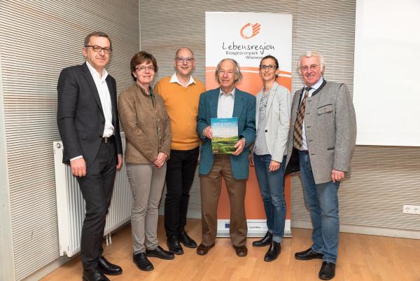 v.l.n.r.) Dr.  Helmut Elsinger und DI Susi Käfer, beide Biosphärenpark-BotschafterIn von Tullernbach, GR Christian Umshaus, Autor und Naturfotograf DI Werner Gamerith, DI Simone Wagner vom Biosphärenpark Wienerwald und Bürgermeister von Tullnerbach Johann Novomestsky.