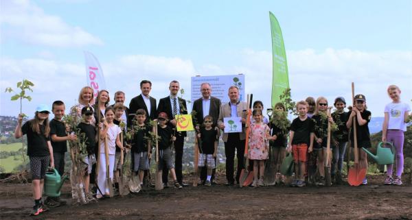 Doris Kemptner und Doris Karl von Universal, Dr. Herbert Greisberger, Direktor des Biosphärenparks Wienerwald und Geschäftsführer der Energie- und Umweltagentur NÖ, Bürgermeister Mag. Stefan Schmuckenschlager, Vizebürgermeister und Stadtrat für Biodiversität Mag. Roland Honeder, Landeshauptfrau-Stv. Stephan Pernkopf, und Umweltgemeinderat Leopold Spitzbart gemeinsam mit Klosterneuburger Volksschülern bei der Pflanzung am Haschhof.