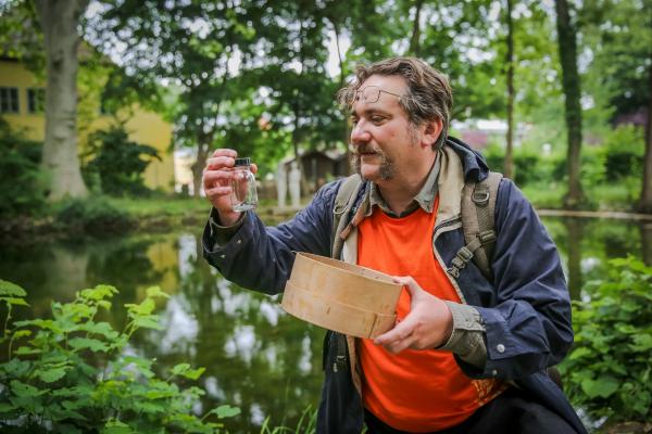 Michael Duda ist beim östlichen Pötzleinsdorfer Schlosspark auf der Suche nach Wasserschnecken.