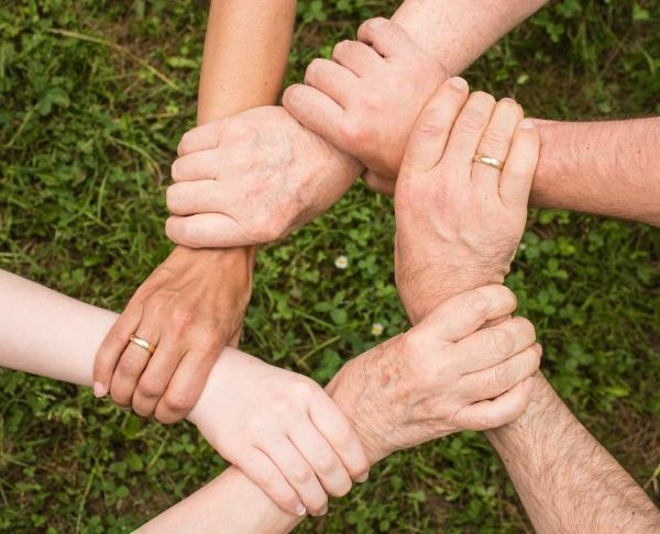 Menschen die sich gegenseitig an den Händen nehmen