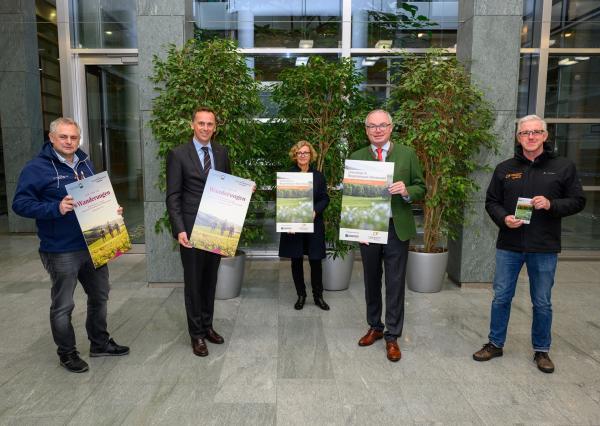 Christoph Vielhaber (GF Wienerwald Tourismus), LR Mag. Jochen Danninger, Mag.a Manuela Zinöcker (Biosphärenpark-Botschafterin), LH-Stellvertreter Dr. Stephan Pernkopf und DI Andreas Weiß (Direktor Biosphärenpark Wienerwald)