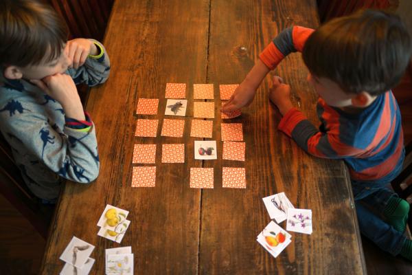 Kinder spielen ein Memo-Spiel