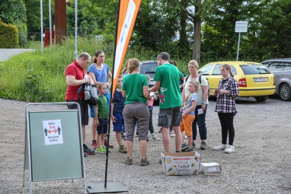Rund 20 TeilnehmerInnen finden sich für die Nachtführung der Route 1 zusammen, wo sie von den NaturpädagogInnen Silvia Wilde und Clemens Endlicher begrüßt werden.